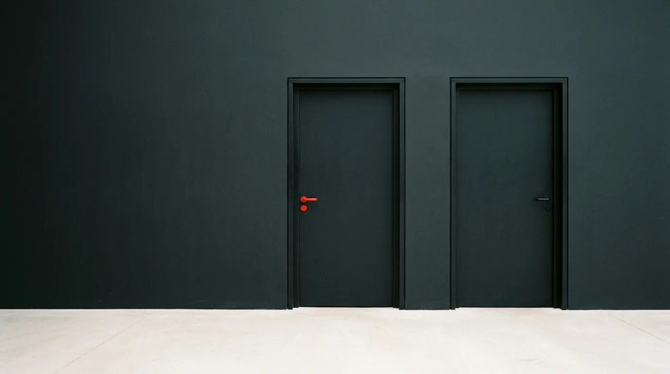 Due porte identiche, una sola maniglia rossa